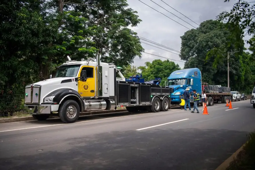 MOPT habilitará zonas de descanso para evitar parqueo peligroso de furgones en accesos a San Salvador