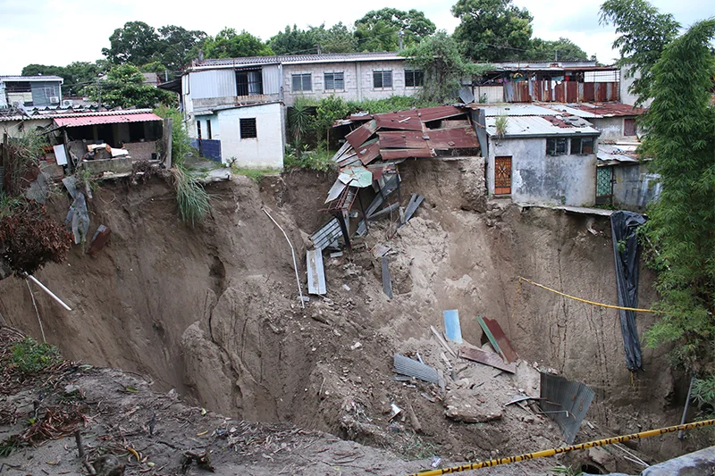 El 77.2 % de los hogares salvadoreños enfrenta déficit habitacional, revela el BCR